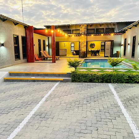 Signature Boutique Guesthouse Maun Bagian luar foto