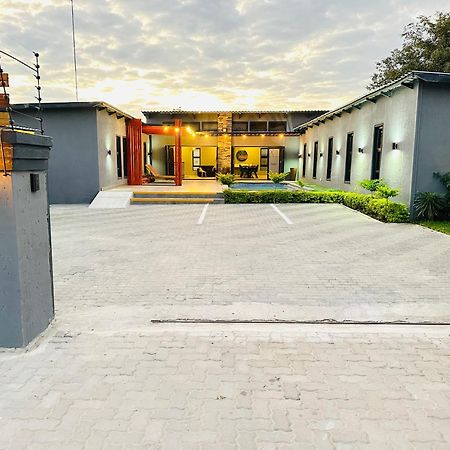Signature Boutique Guesthouse Maun Bagian luar foto