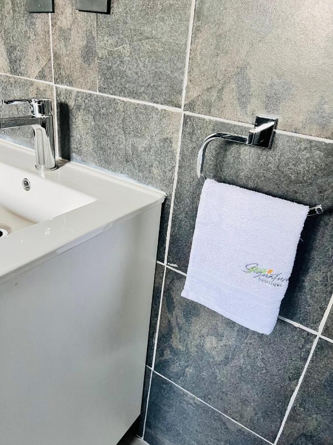 Signature Boutique Guesthouse Maun Bagian luar foto