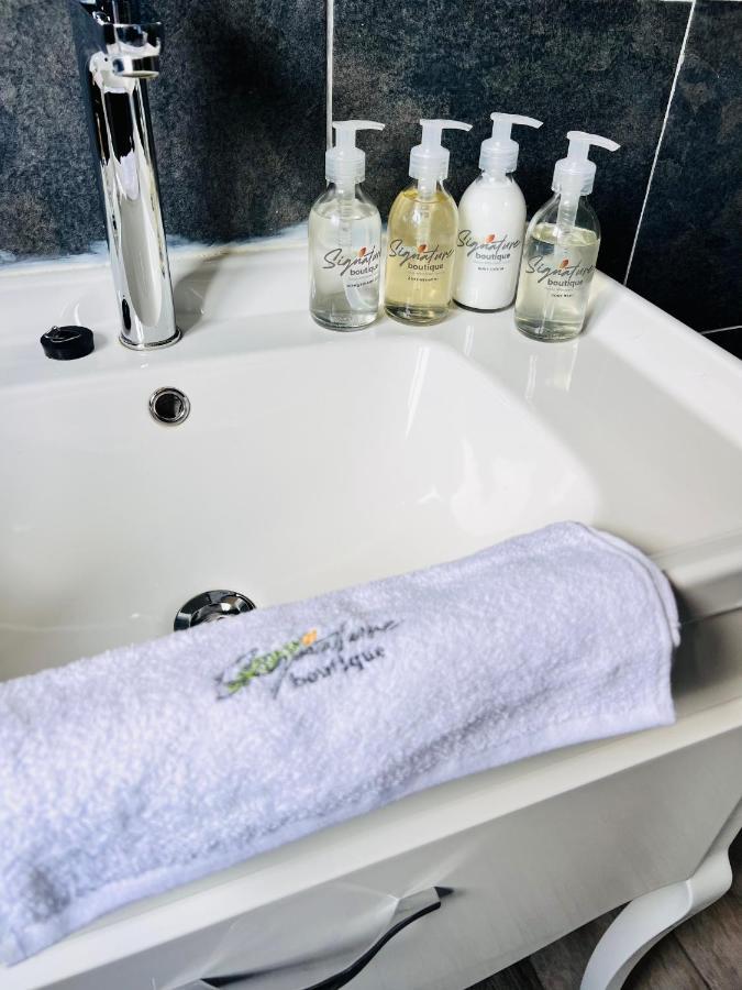 Signature Boutique Guesthouse Maun Bagian luar foto