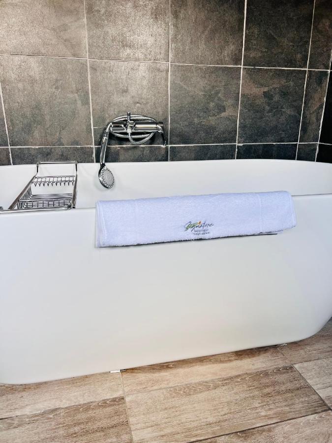 Signature Boutique Guesthouse Maun Bagian luar foto