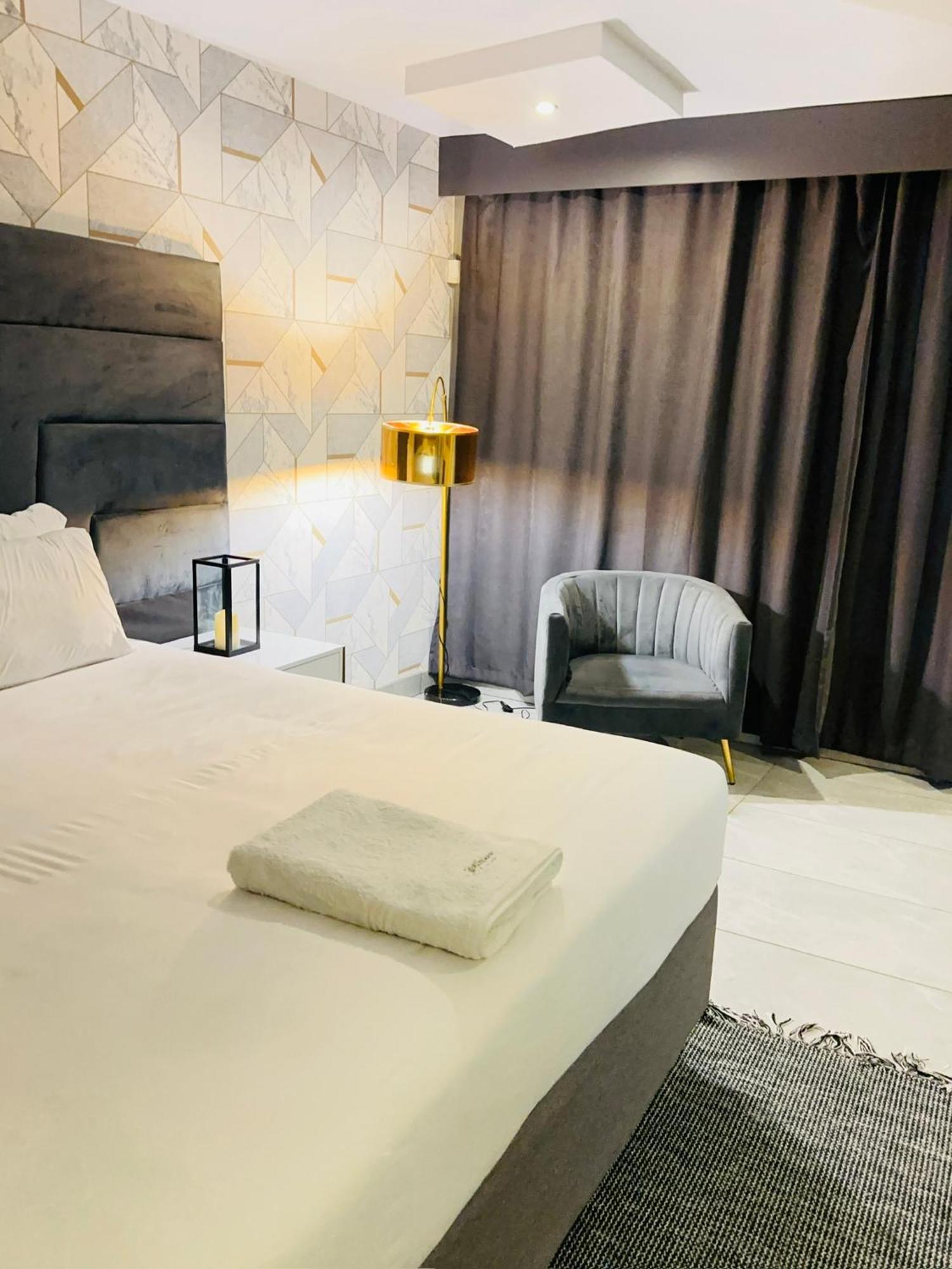 Signature Boutique Guesthouse Maun Bagian luar foto