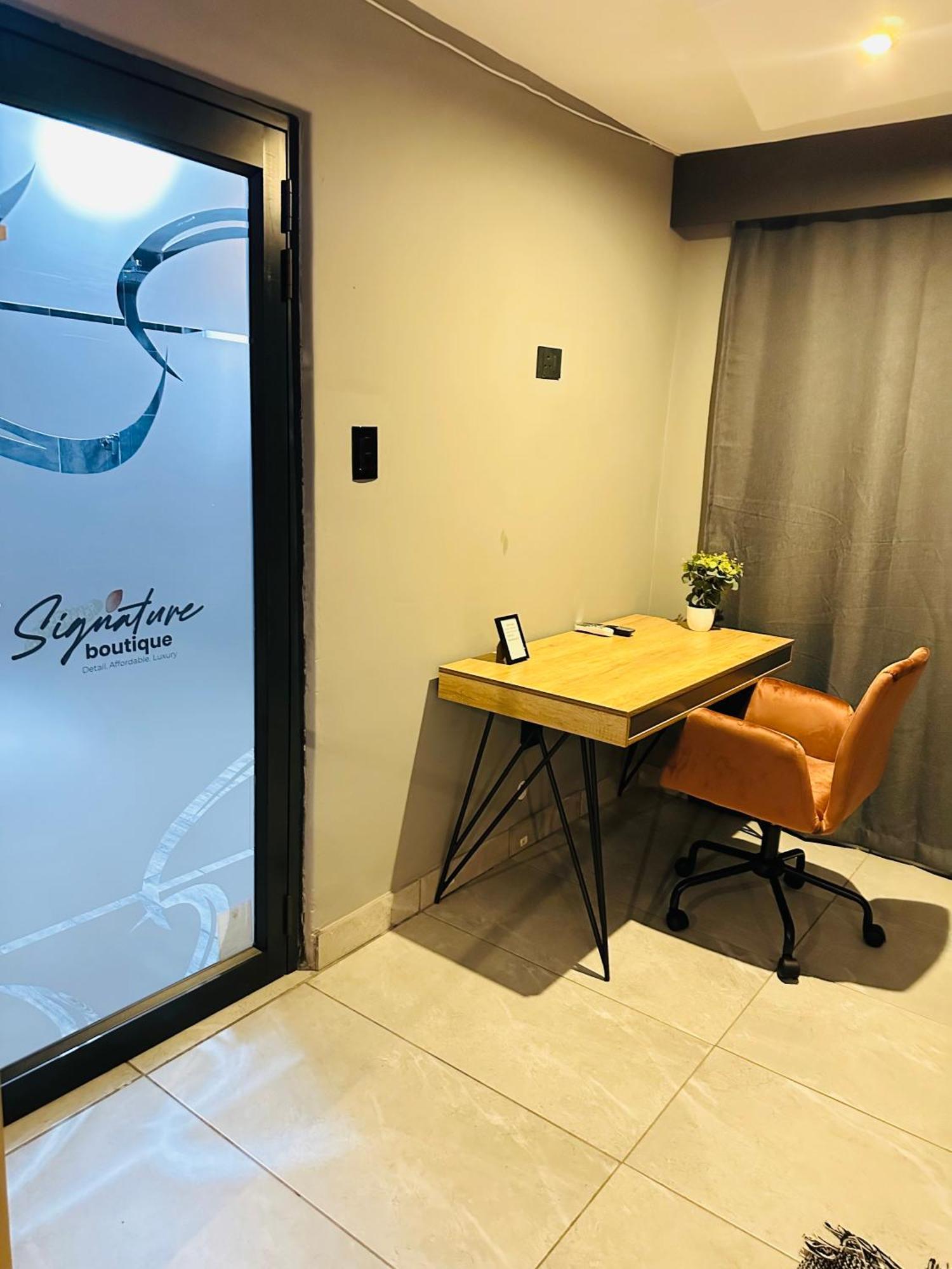 Signature Boutique Guesthouse Maun Bagian luar foto